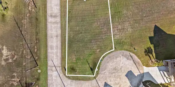 Image 2: Corner and cul-de-sac lot!