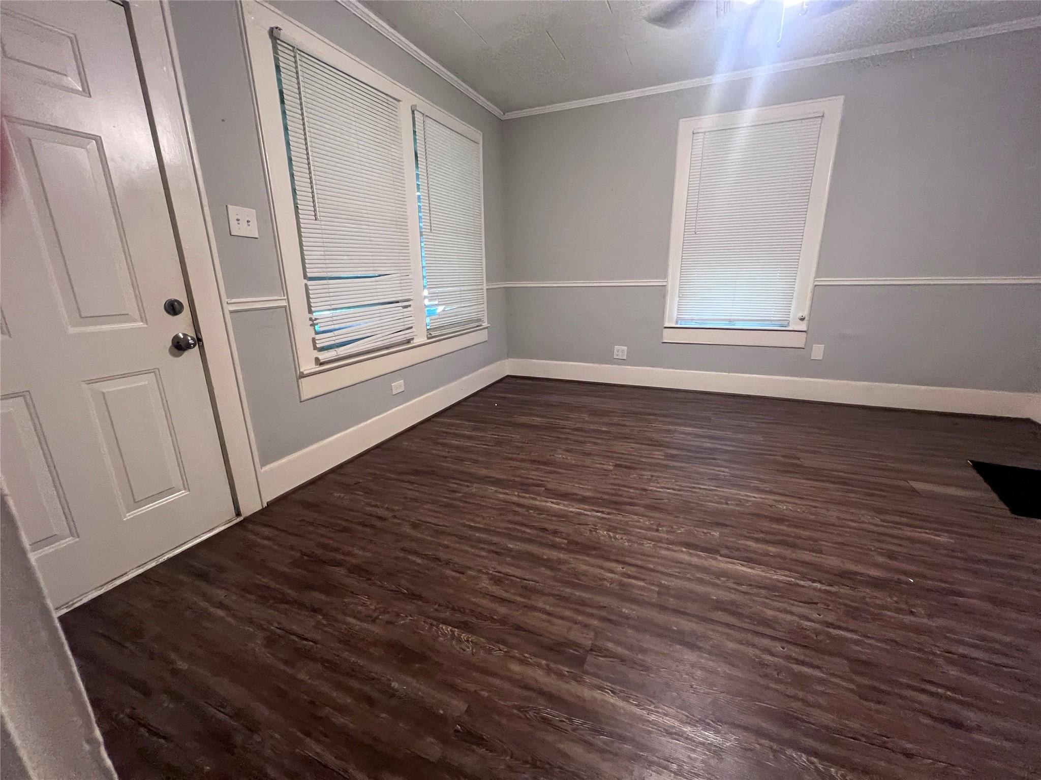 Image 4: Living room