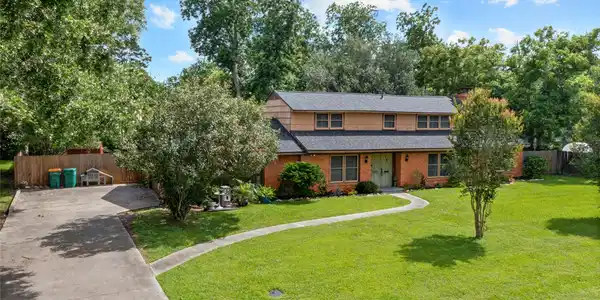 Image 3: Double wide driveway