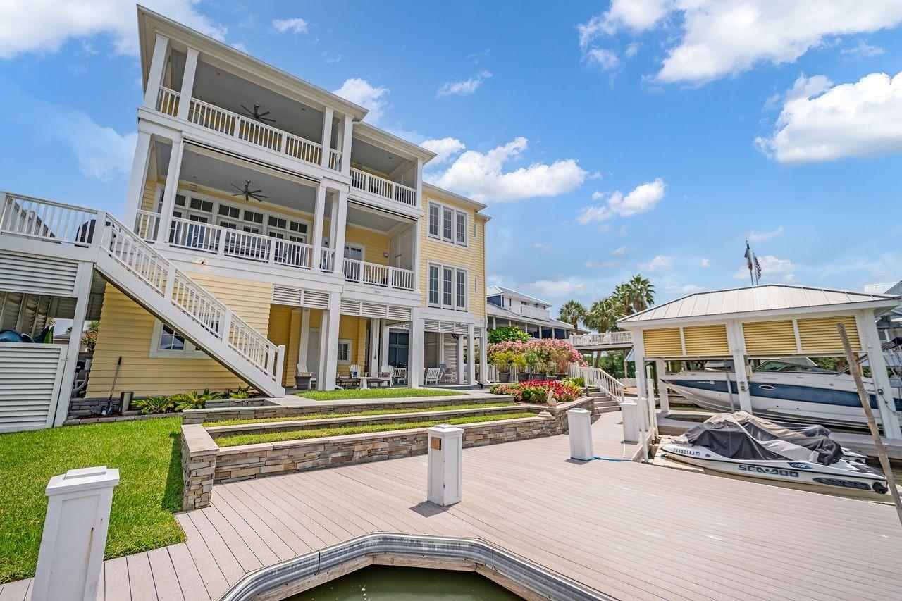 Image 4: Expansive dockside areas