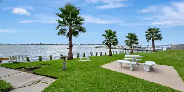 Image 3: COMMON WATERFRONT GROUNDS