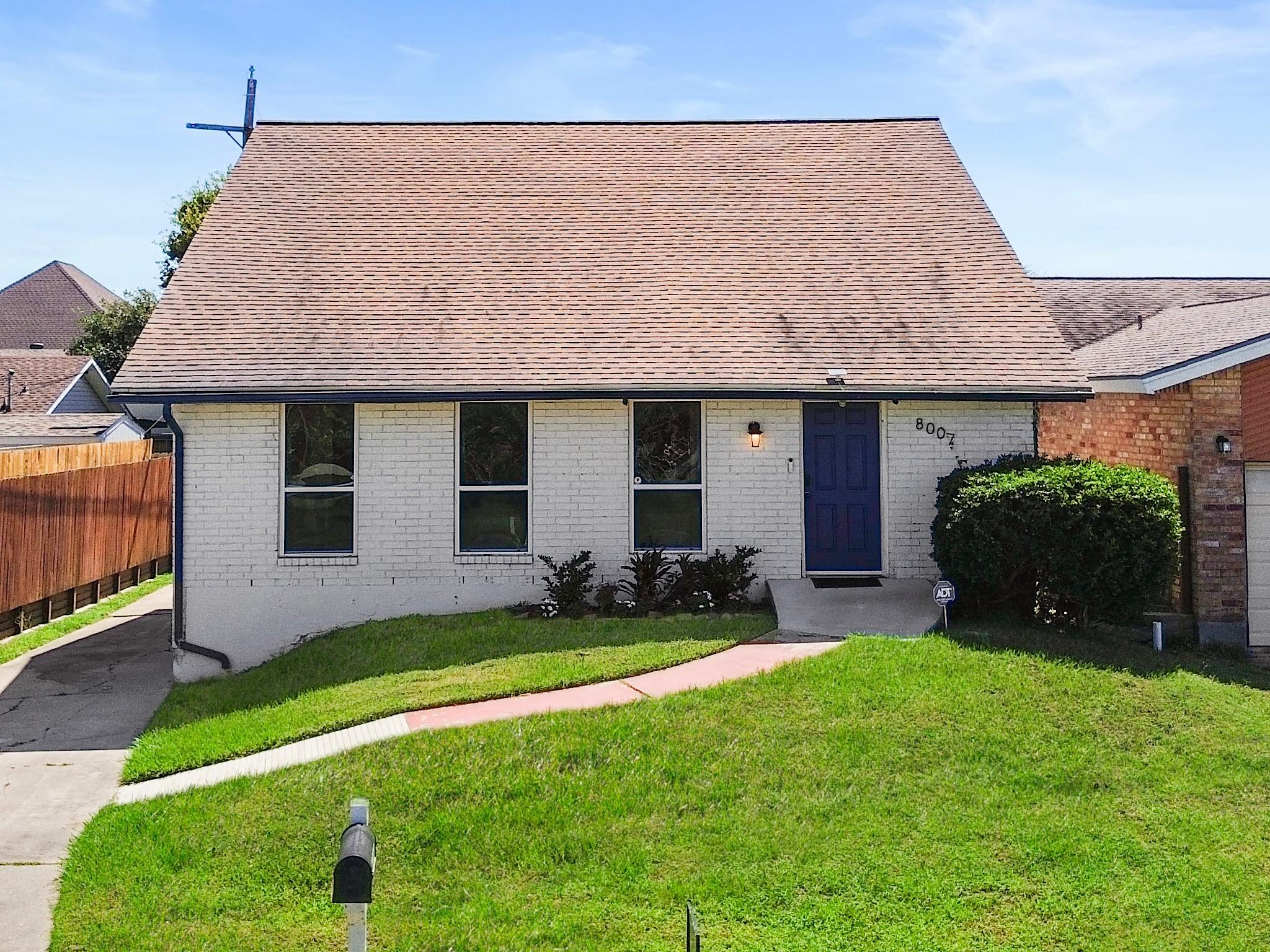 Image 3: Luxurious 5 bedroom, 3 bathroom home!  The quaint