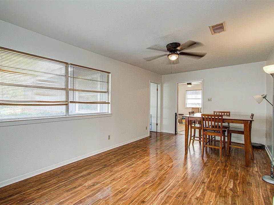 Image 4: Front Livingroom