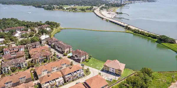 7 W Oaks Drive