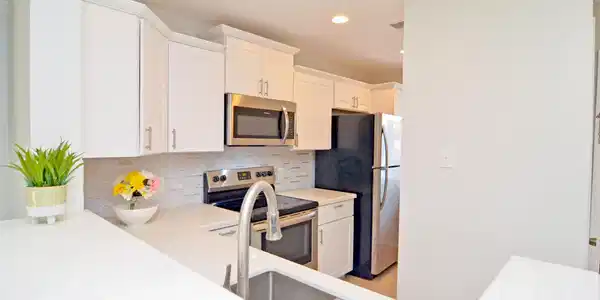 Image 4: Recently renovated kitchen.