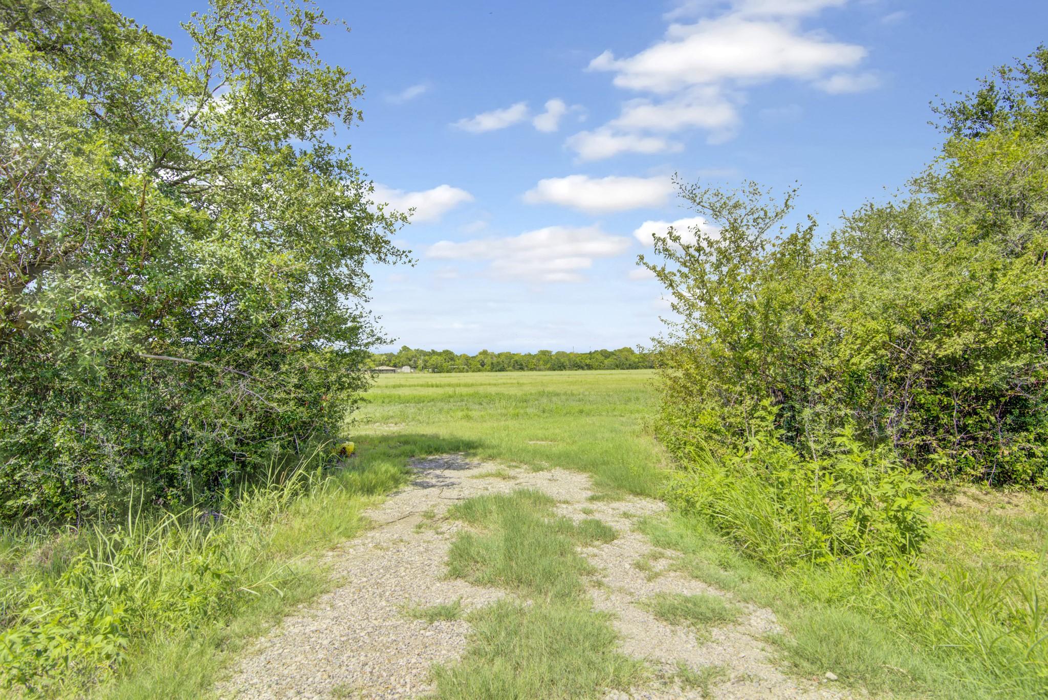 Image 4: This property has 2 access points (2nd St. and Hac