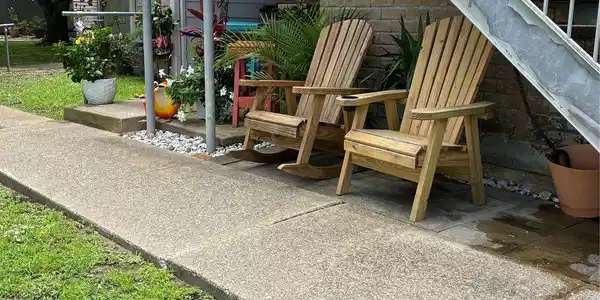Image 4: Area to sit out front