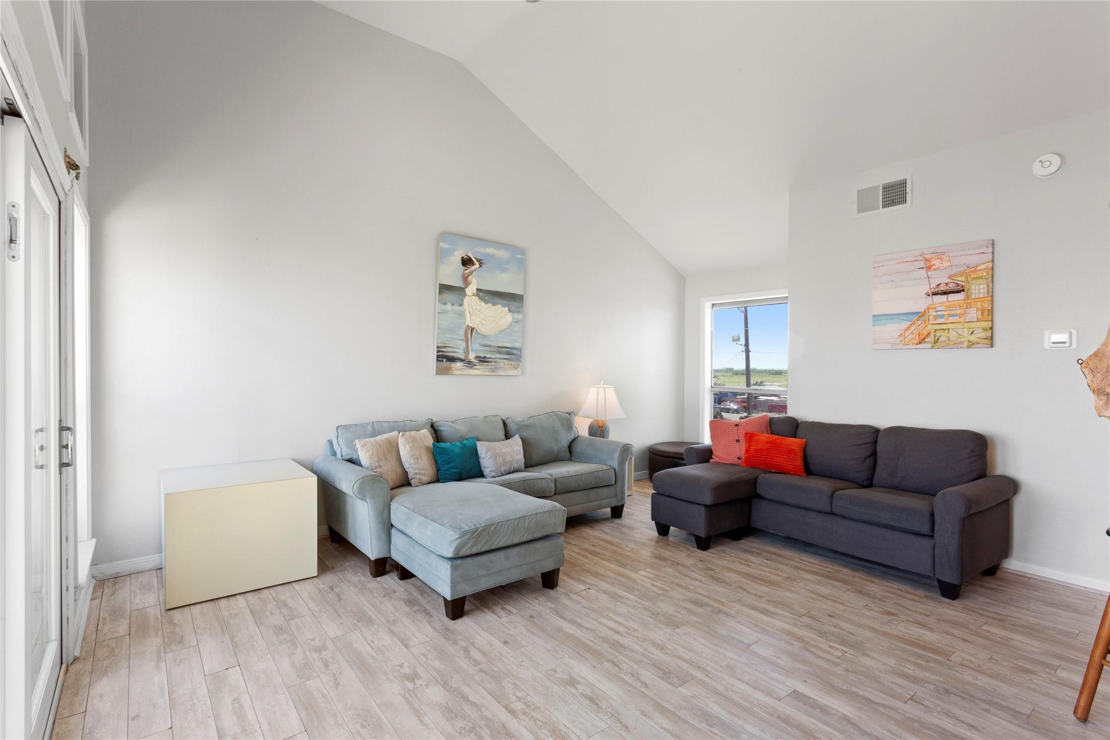 Image 4: Experience the airy elegance of vaulted ceilings i
