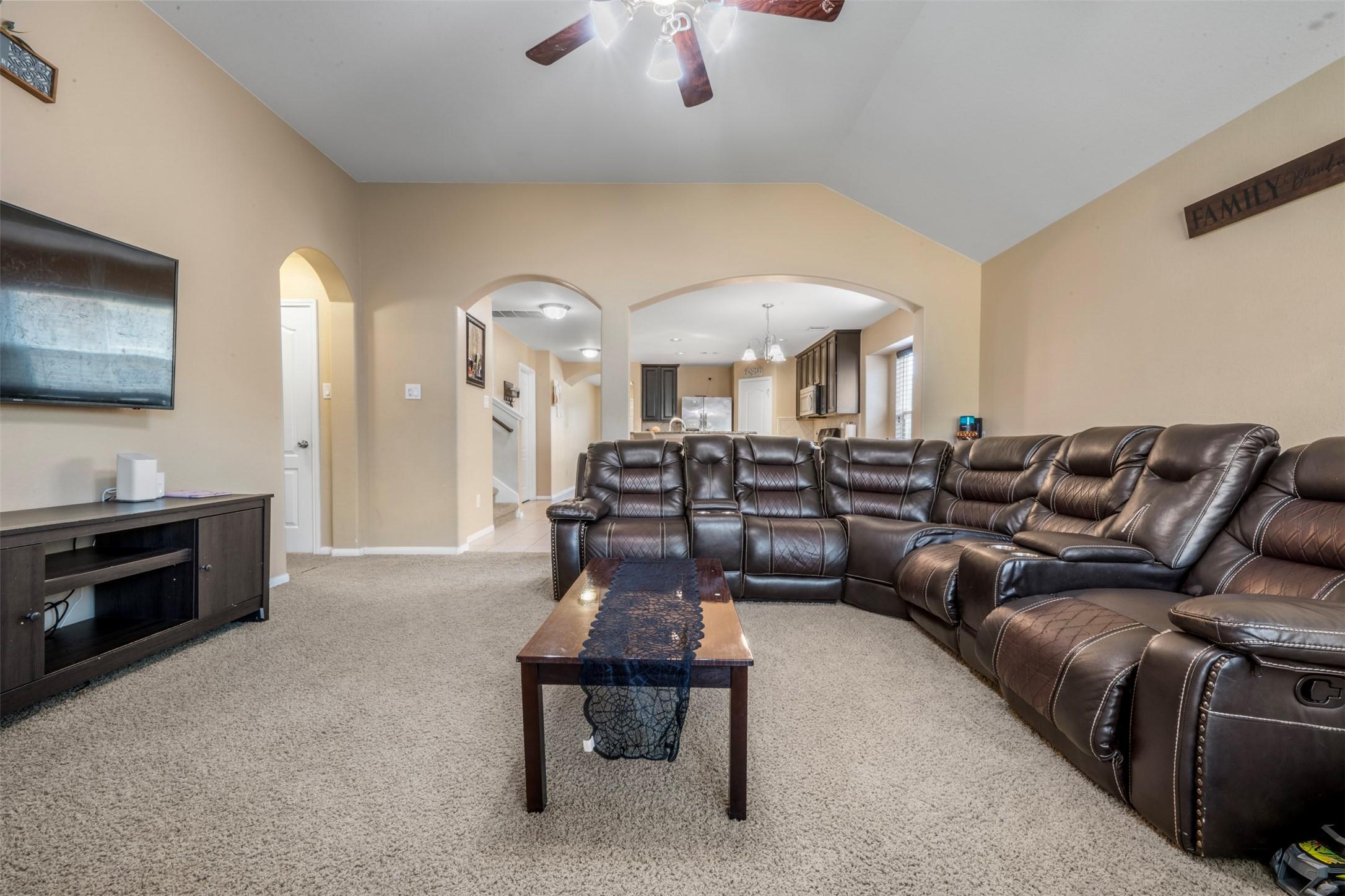 Image 3: Spacious living room.