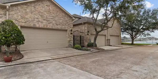 2016 Glencove Drive