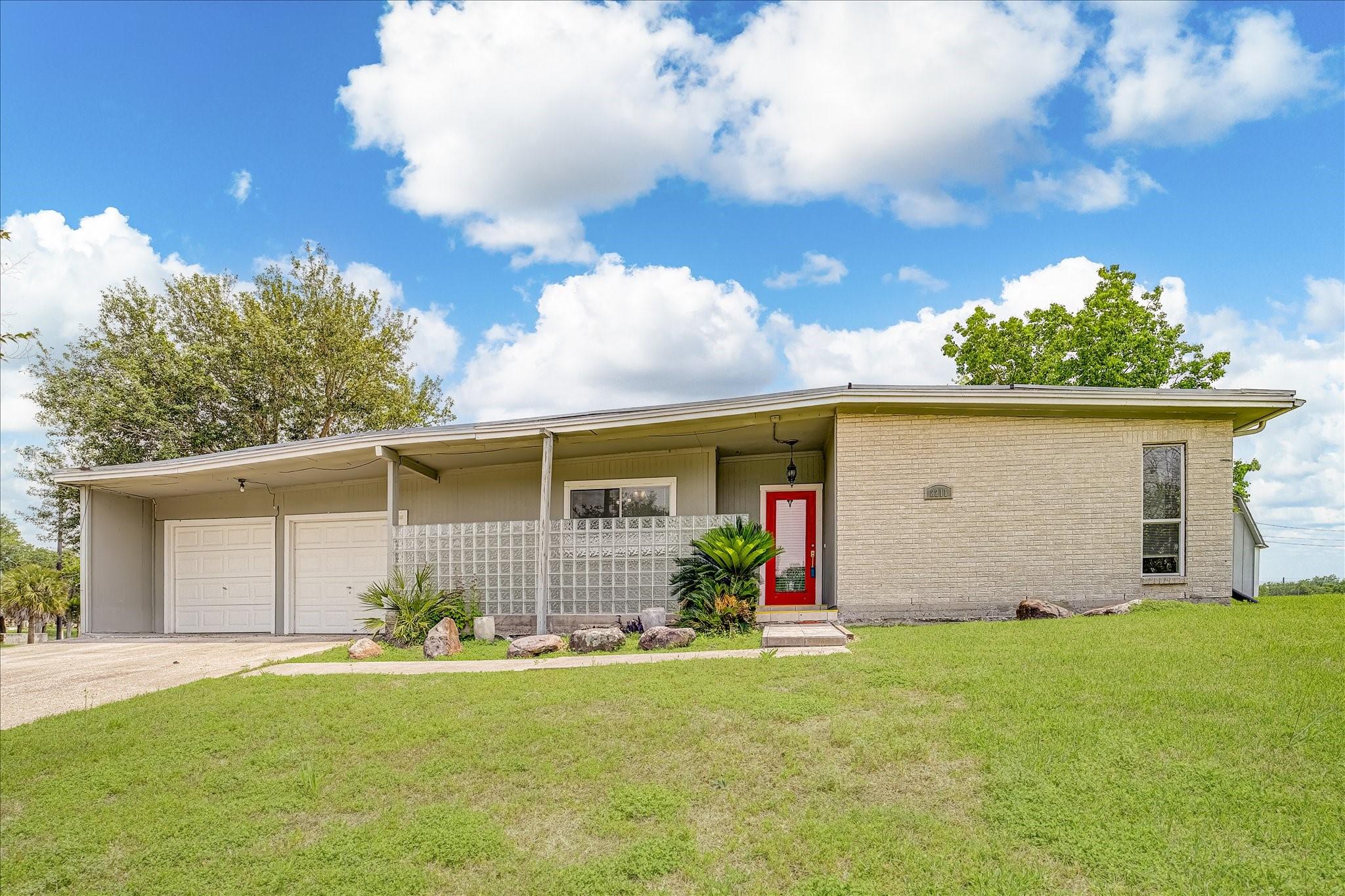 Image 1: Cute bay house on cul-de-sac lot!