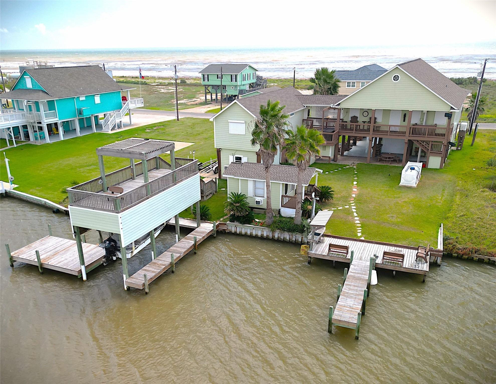 Image 3: Discover the ultimate waterfront retreat featuring