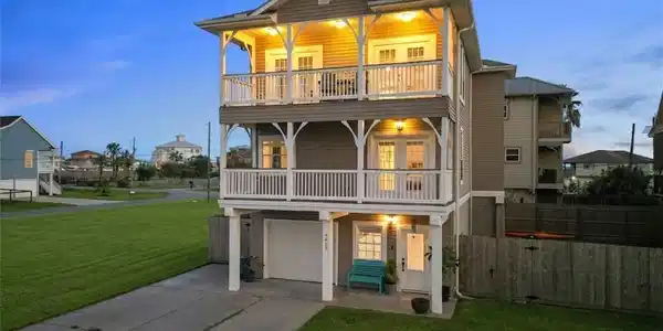 Image 4: No HOA allows for the opportunity to use this home