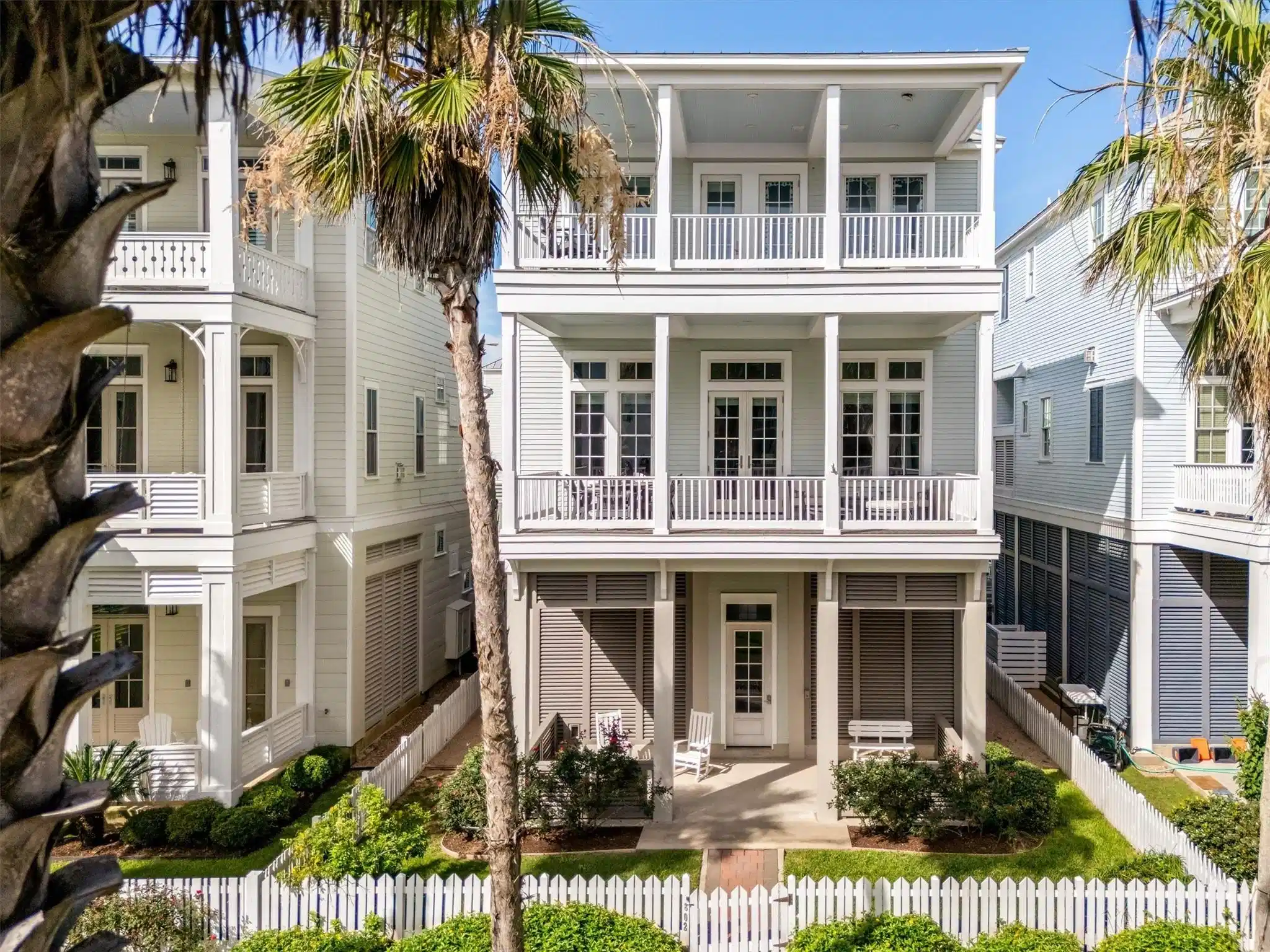 Image 1: Nestled in the heart of Beachtown, this beautifull