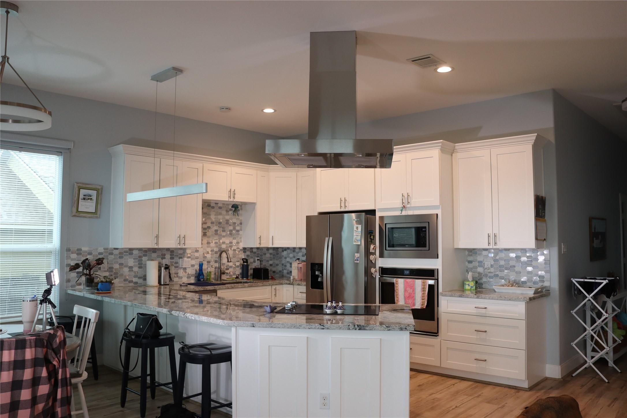 Image 3: Kitchen. High ceilings,  stainless steel appliance