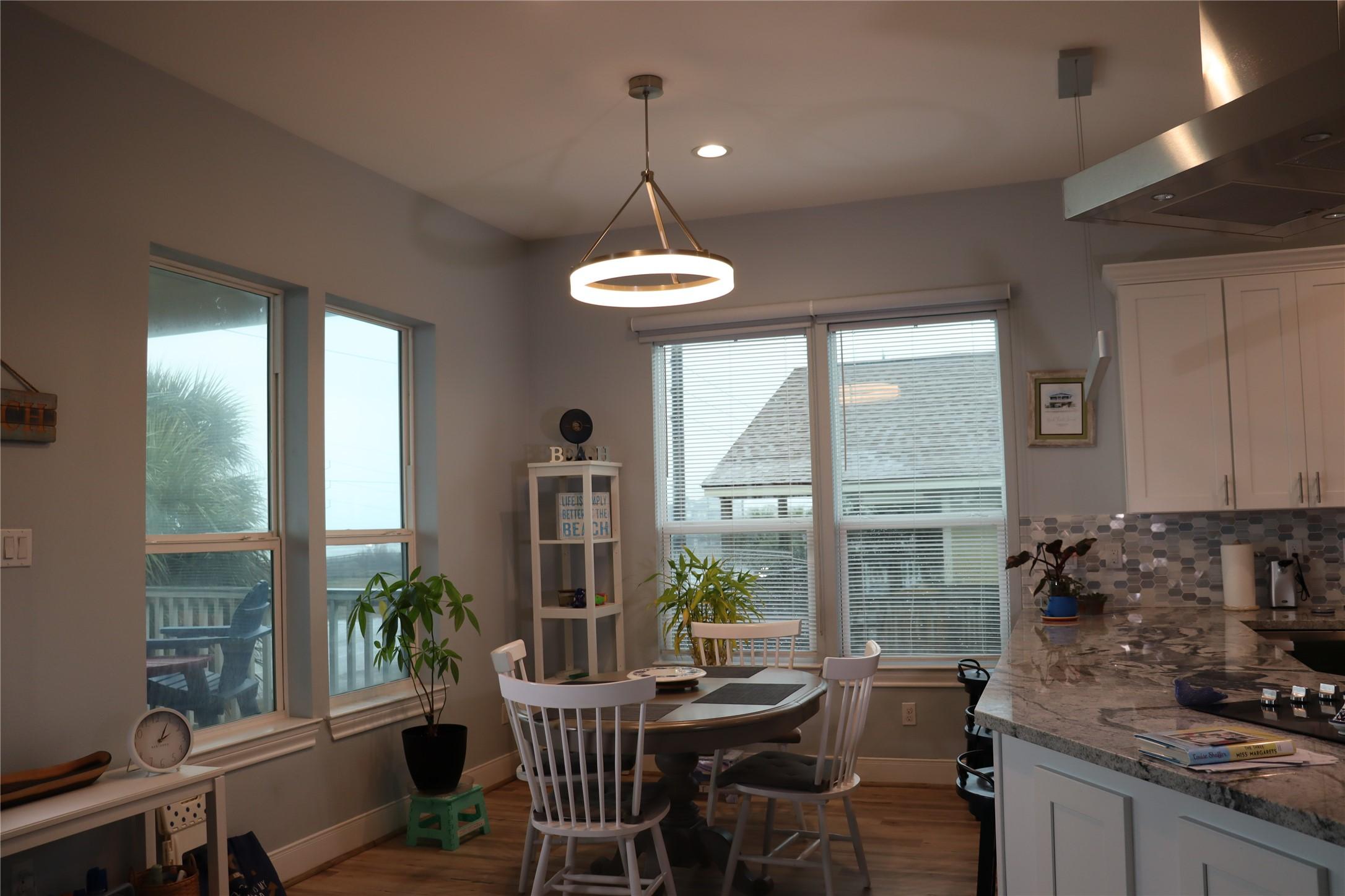 Image 4: Dining area.