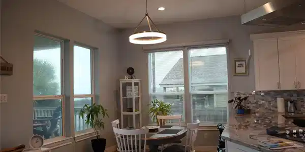 Image 4: Dining area.