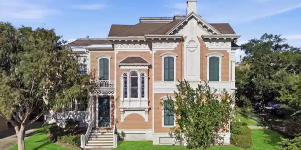 Image 2: The home&rsquo;s equally impressive side elevation showc