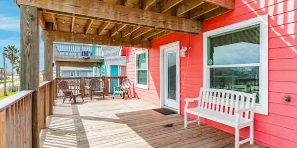 Image 4: Spacious lower deck perfect for entertaining guest