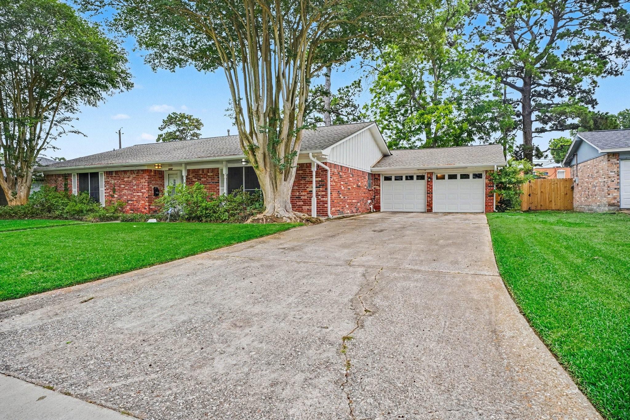 Image 3: This inviting home features a spacious double wide
