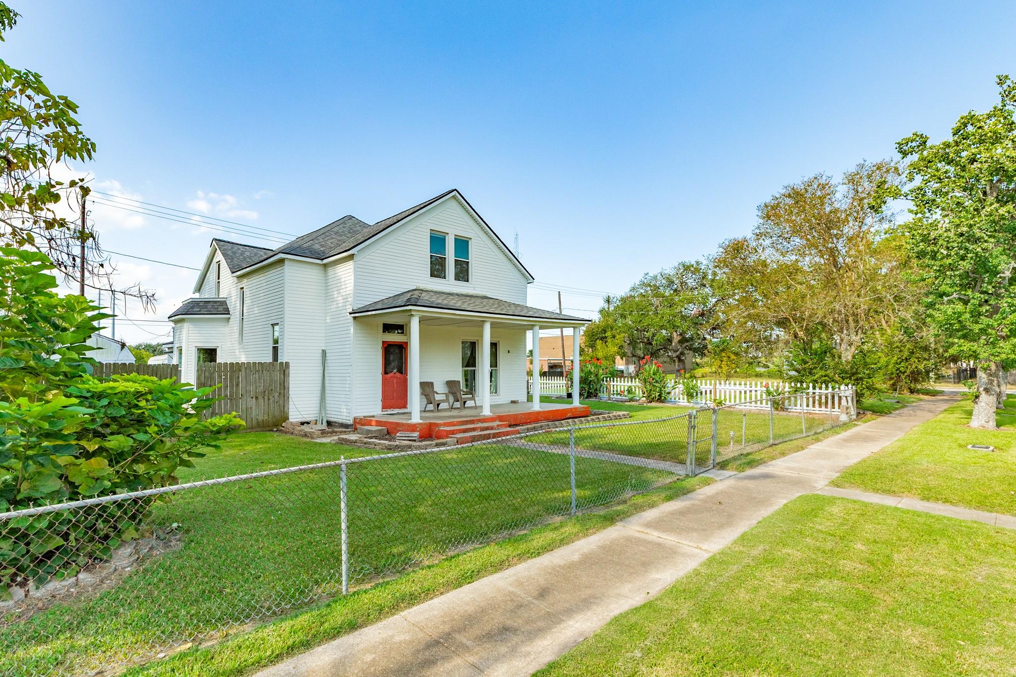Image 1: Fully fenced 1900 Folk Victorian on spacious lot
