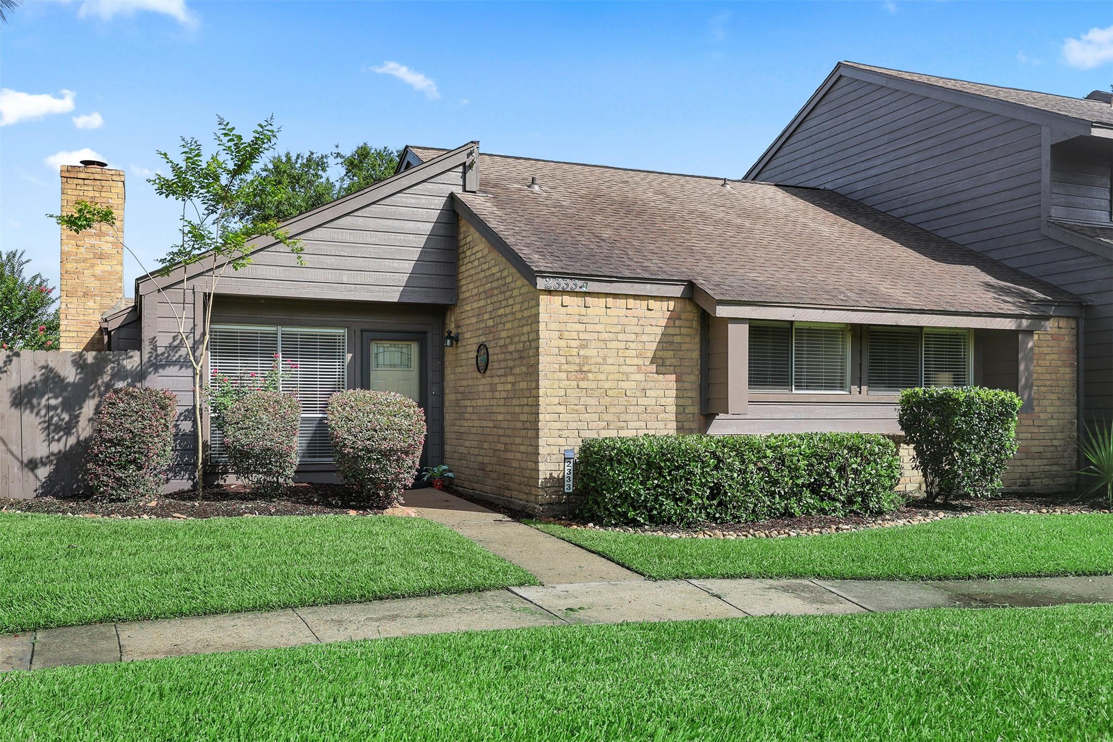 Image 3: A well landscaped entry, maintained by the HOA.