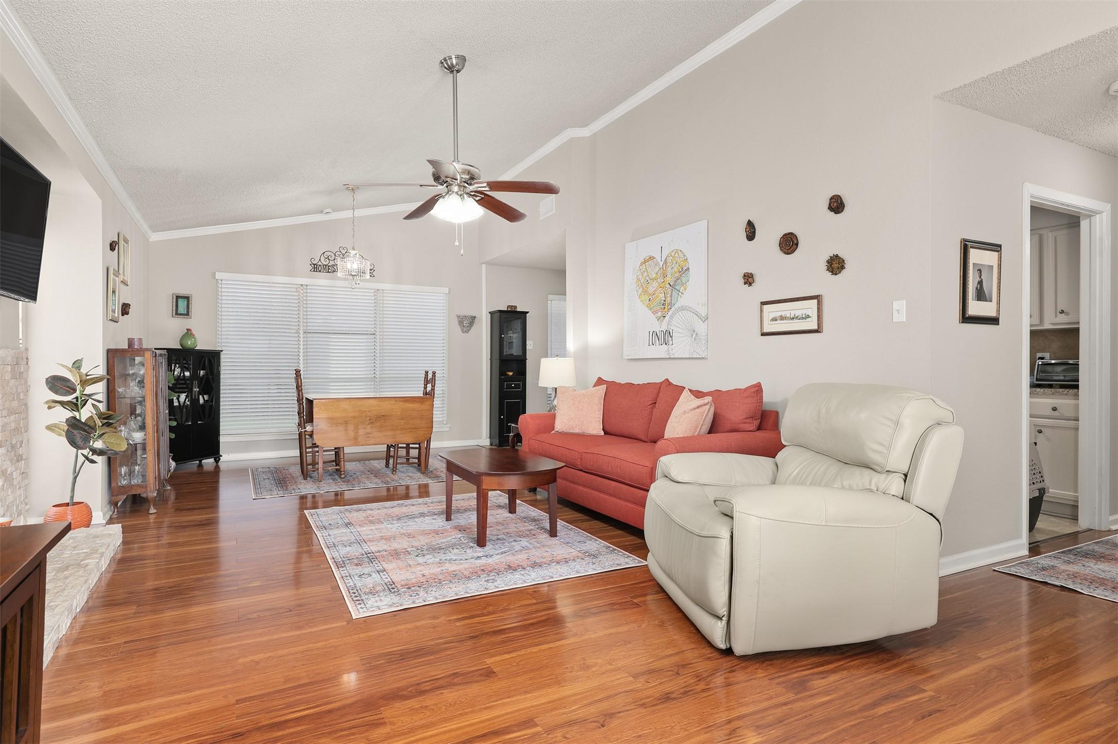 Image 4: Upon entering you are welcomed by a spacious livin