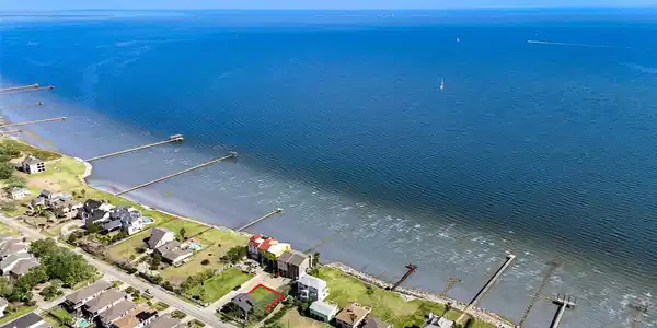 Image 2: Absolutely stunning bay views!