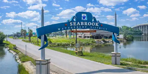 Image 3: Life in the Seabrook Waterfront District means gol