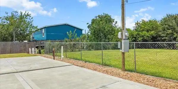 Image 4: Electricity, Water, Sewer, and Cable Connected