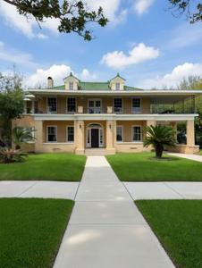 2149 Lakeshore Drive