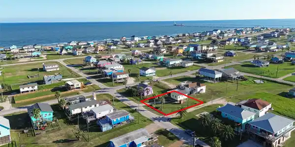 Image 3: Highly desirable beachside location just steps fro