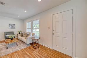 Image 3: Stepping into the main living space perfectly setu