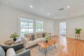 Image 4: Another angle of main living space.