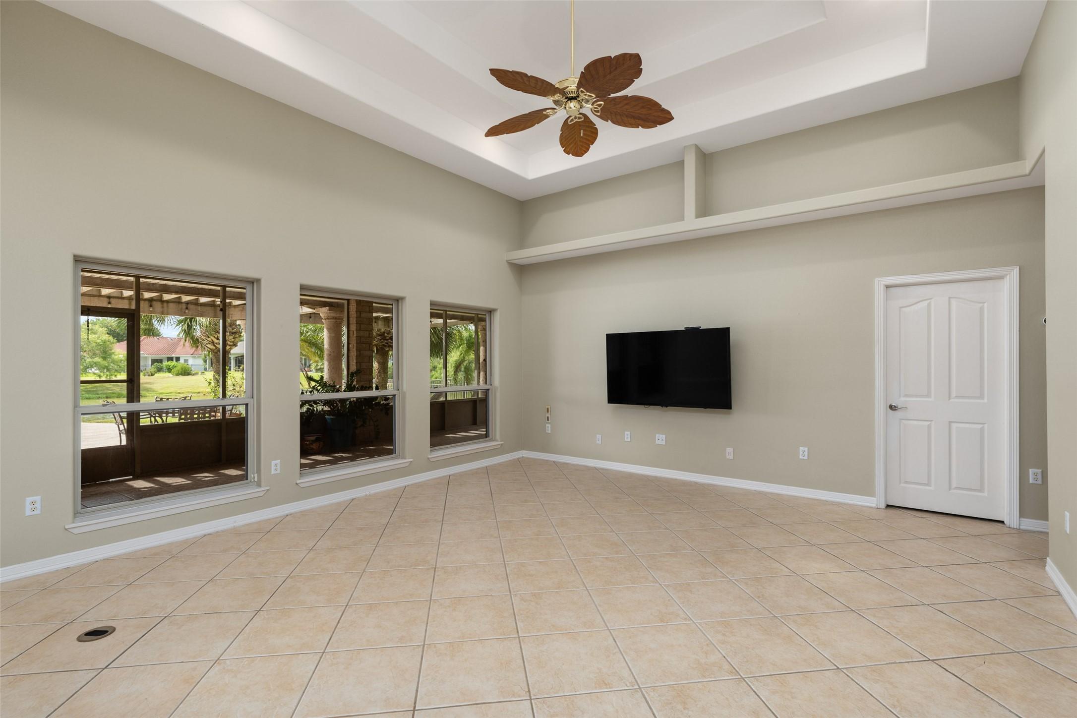 Image 4: Spacious living room, perfect for versatile furnit