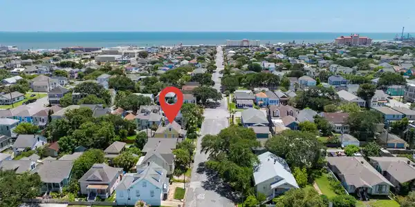 Image 2: Exceptional island location just blocks from the b