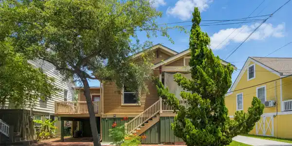 Image 4: Beautiful elevated island cottage with mature tree