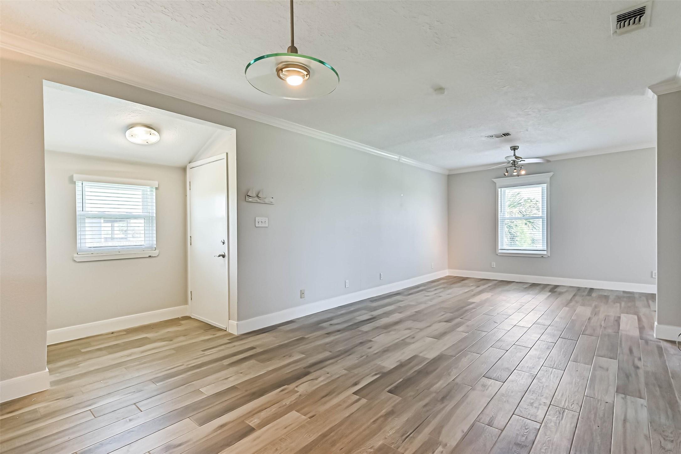 Image 4: Living Room