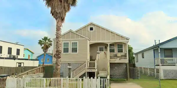 Image 2: Beautiful raised 4-bedroom, 3-bath home in the Gal