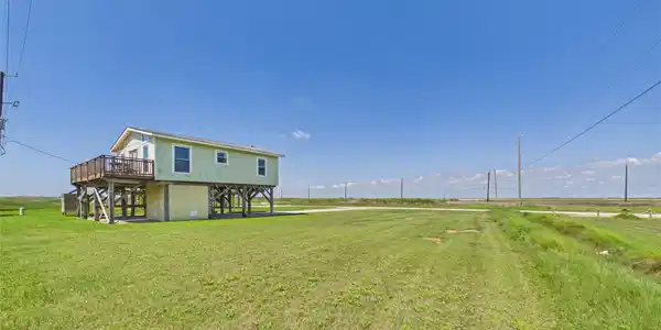 Image 2: From this view you can see the
house next door wh