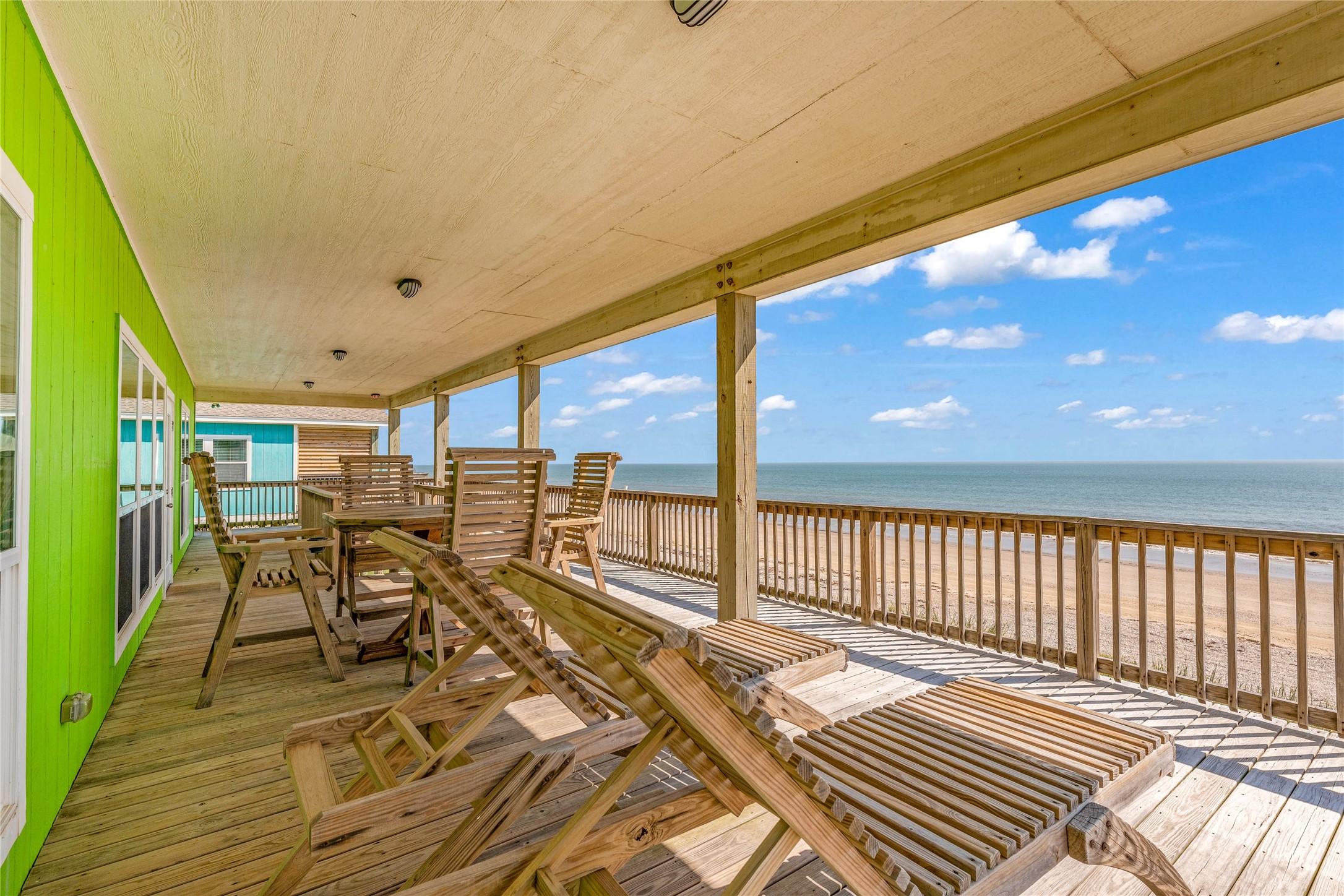 Image 4: Enjoy breathtaking beach views from the expansive
