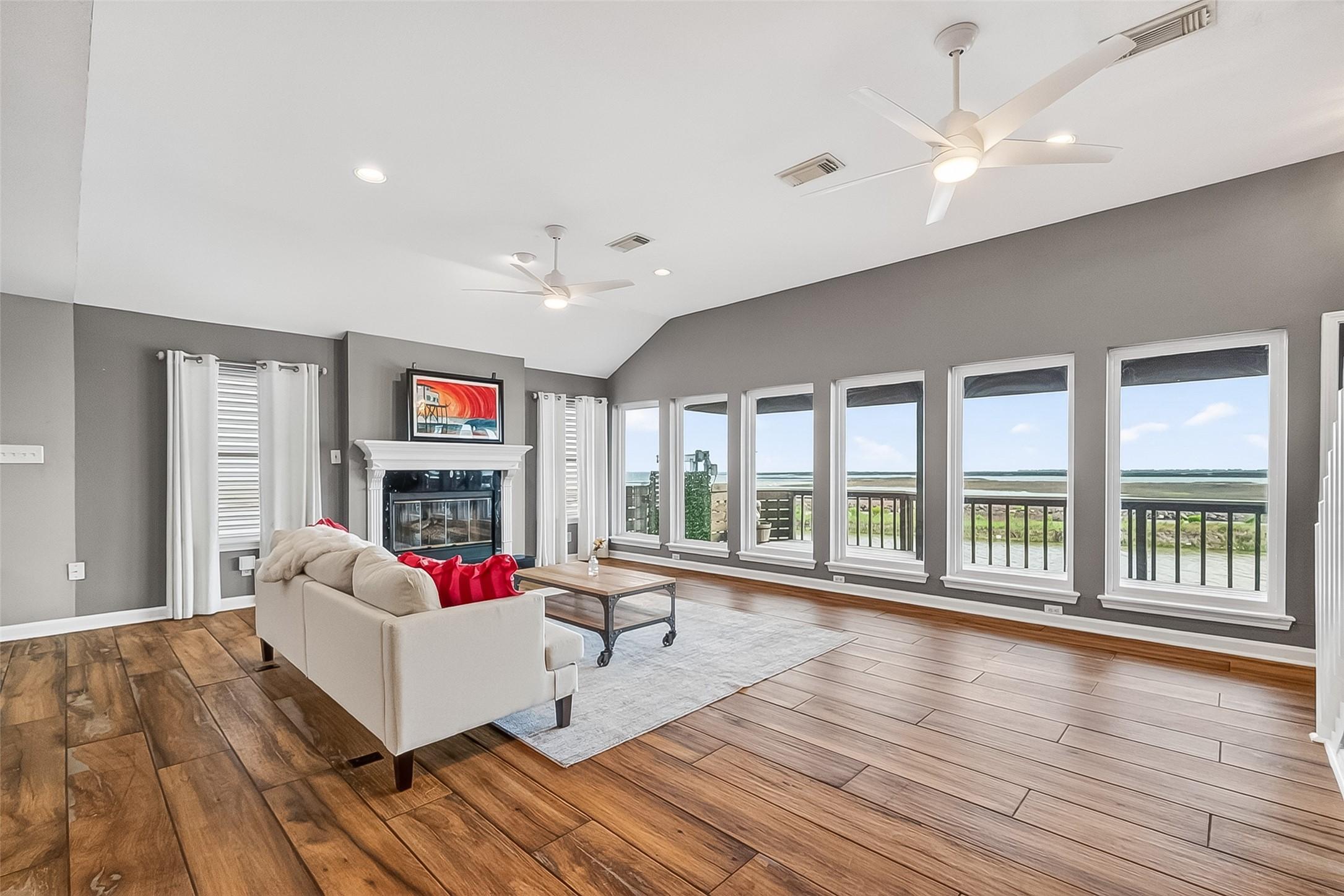 Image 2: WALL OF WINDOWS- great natural light in the open c
