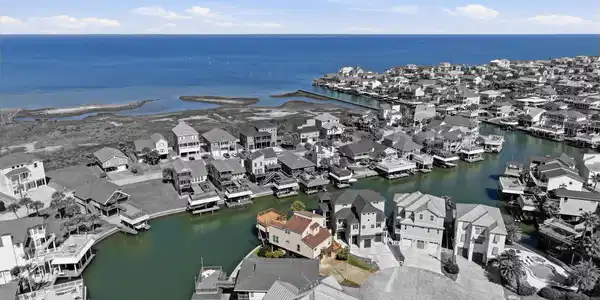 Image 2: Aerial view highlighting the home&rsquo;s prime canal lo