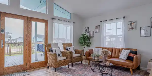 Image 2: This cozy home is minutes from the beach