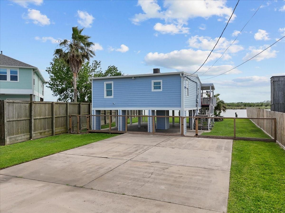 Image 4: Double driveway!