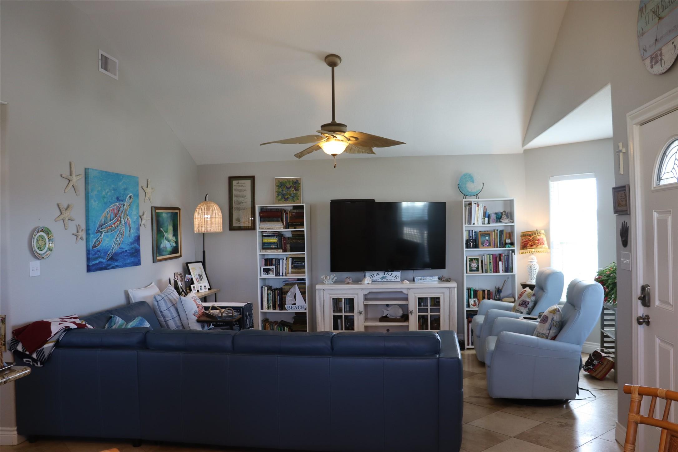 Image 3: Living room/Family room