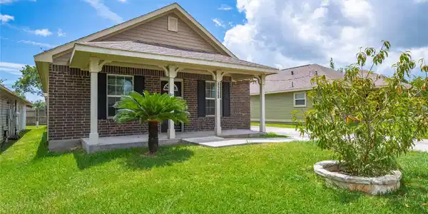 Image 2: Well manicured landscaping gives the home great cu