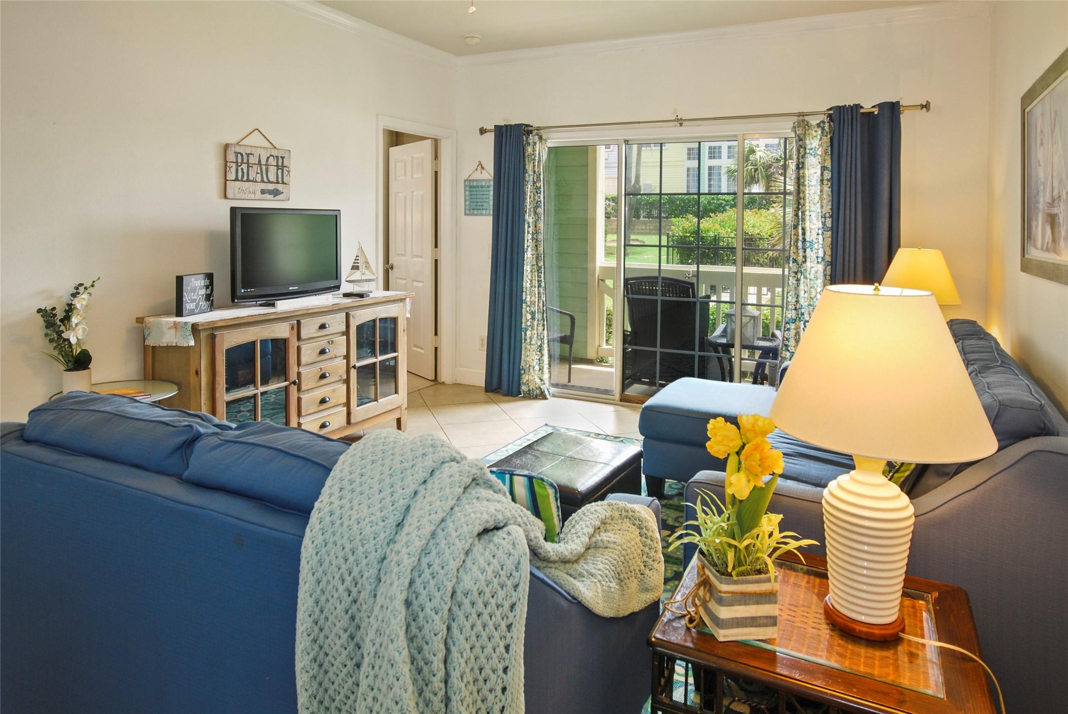 Image 3: Nice-sized living room accommodates bigger furnitu