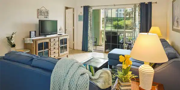Image 3: Nice-sized living room accommodates bigger furnitu