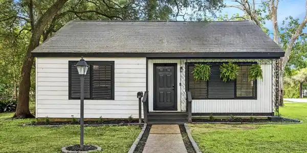 2423 Meadow Lane